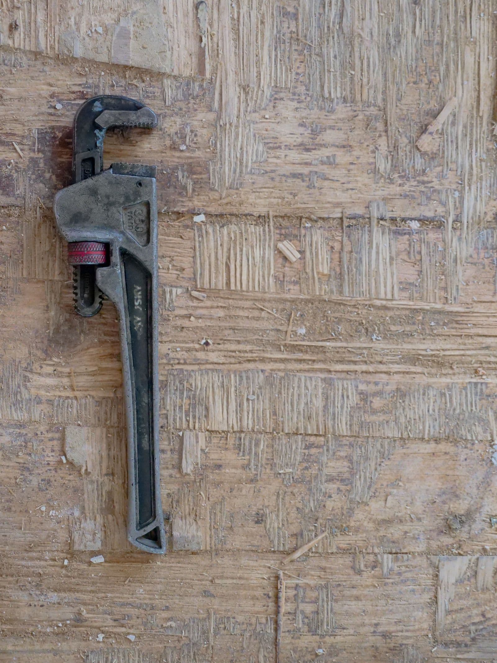 Rohrzange auf einer Holzplatte