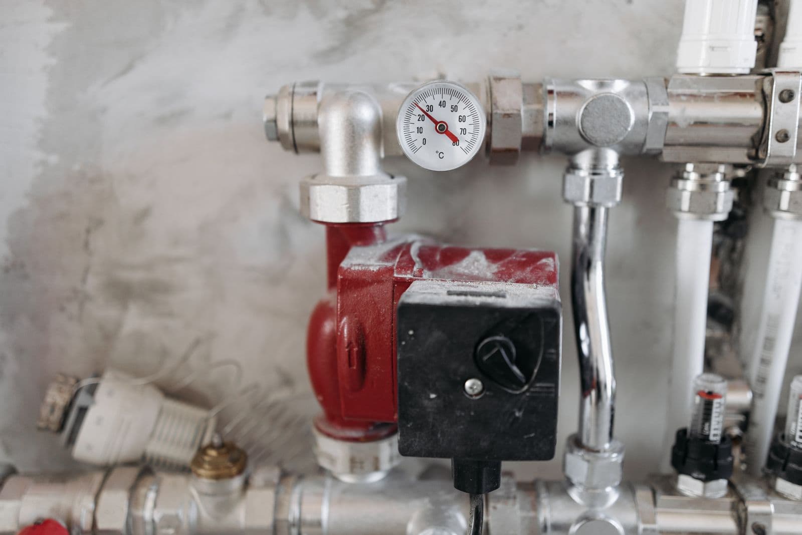 Heizkreisverteiler mit Umwälzpumpe und Thermometer
