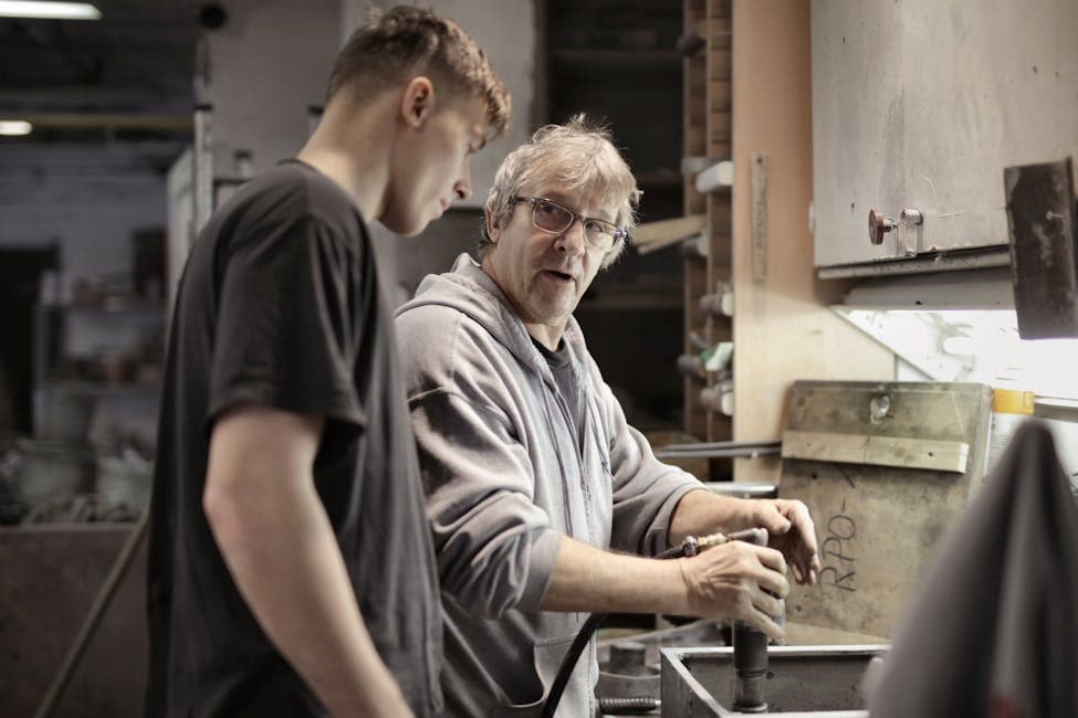Junge Azubis im Handwerksbetrieb