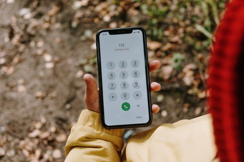 Person sucht auf dem Smartphone nach Notdienst