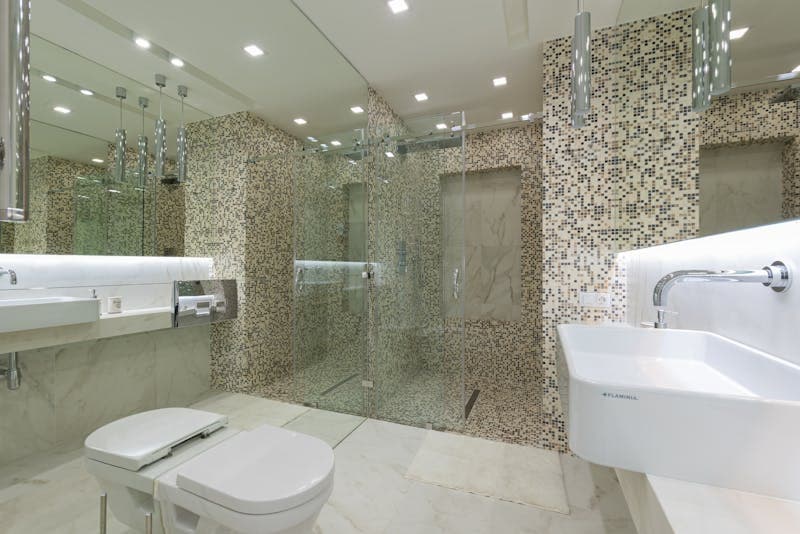 Modernes Badezimmer mit hochwertigen Fliesen