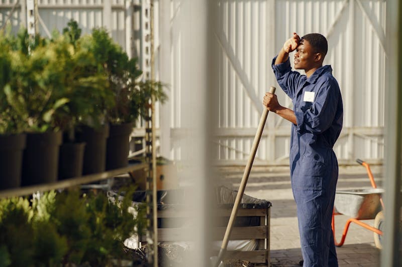 Junger Auszubildender im Gartenbau