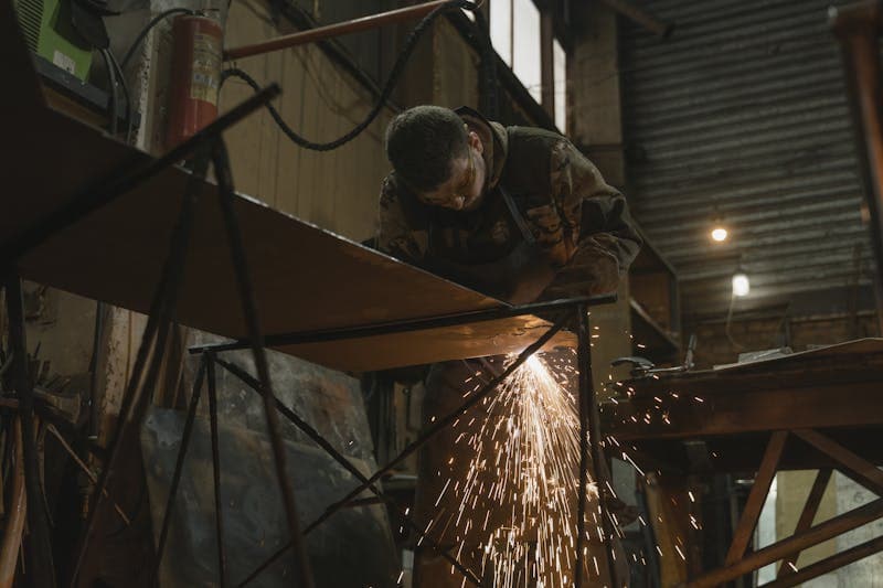Metallbauer beim Schweißen in der Werkstatt