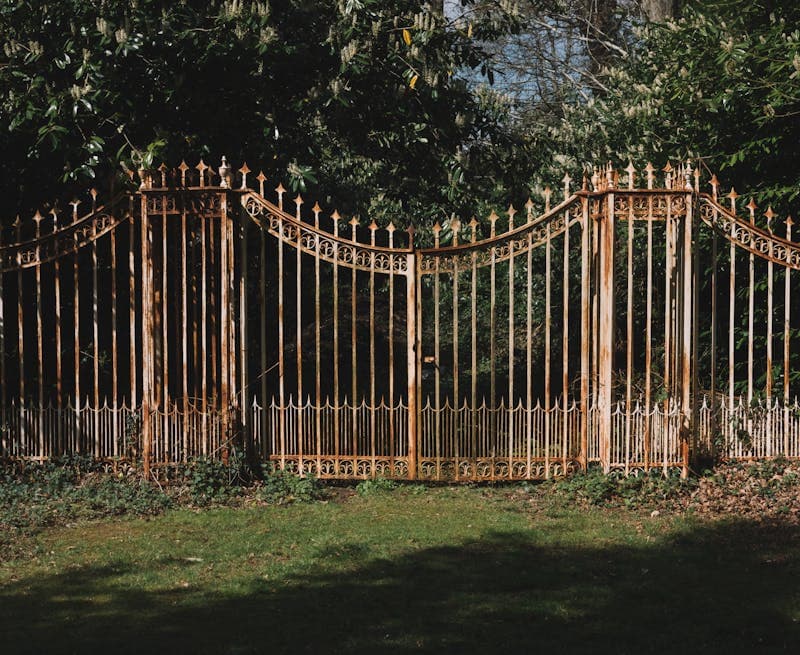 Modernes Metalltor