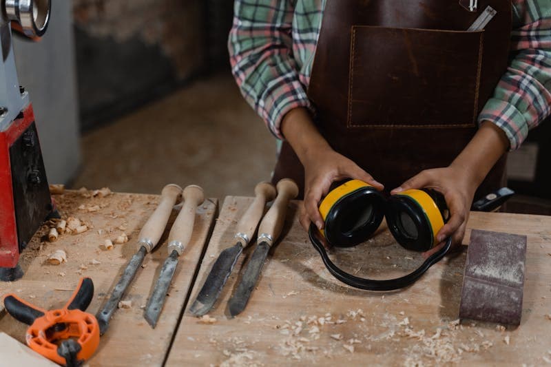 Schreiner arbeitet in der Werkstatt an Holz