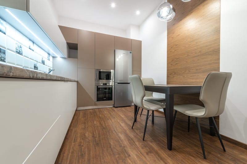 Moderne Einbauküche aus Holz