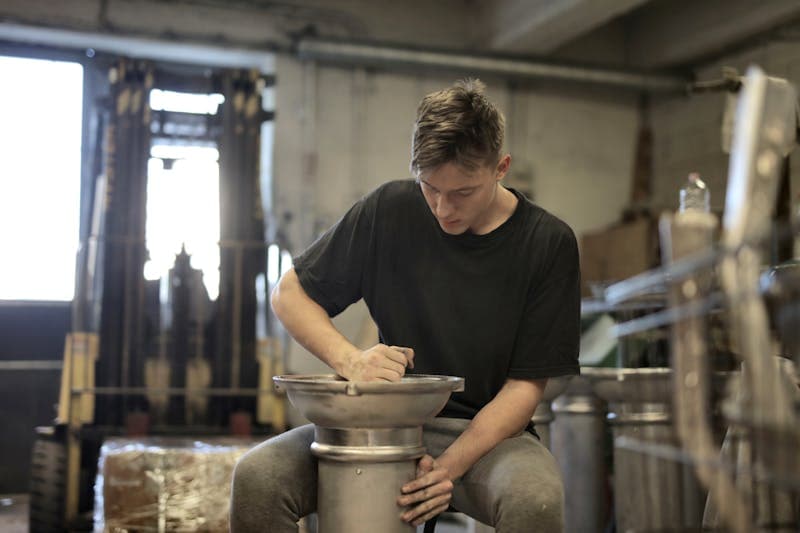 Junger Auszubildender im SHK-Handwerk